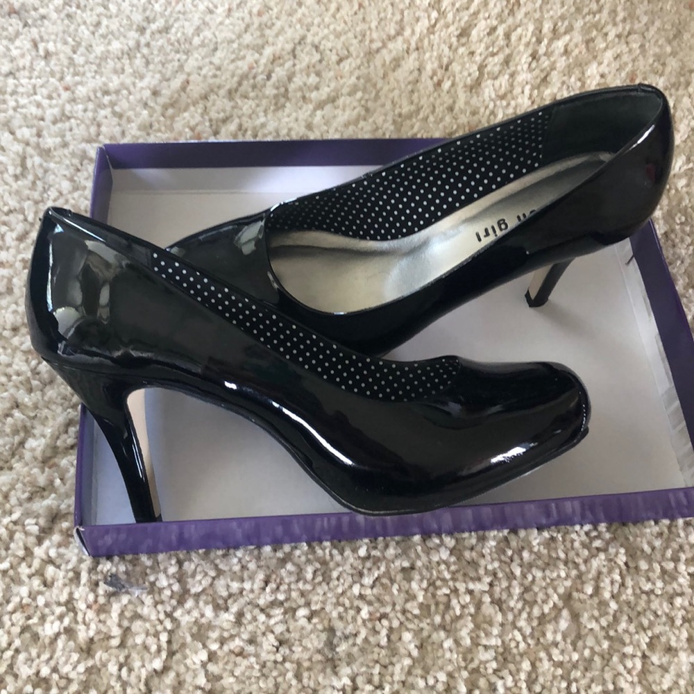 Black pumps